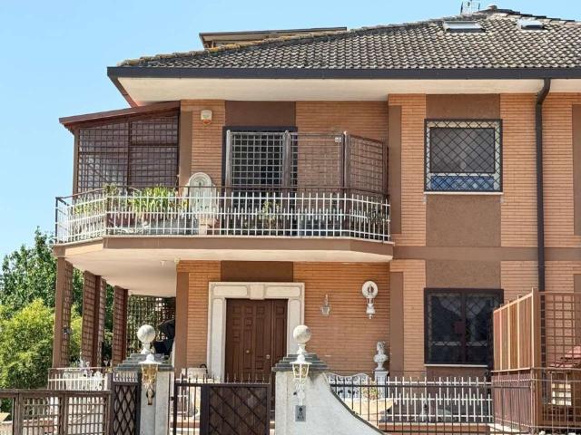 Appartamento in vendita di 350 m² in Via Quirina