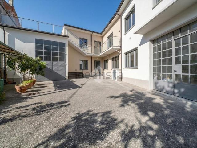 Appartamento in vendita di 350 m² in Via Unità d&apos Italia