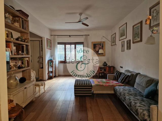 Appartamento in vendita di 351 m² in Via Cesare Battisti