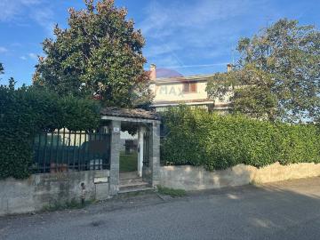 Appartamento in vendita di 355 m² in Via Romagna, 54