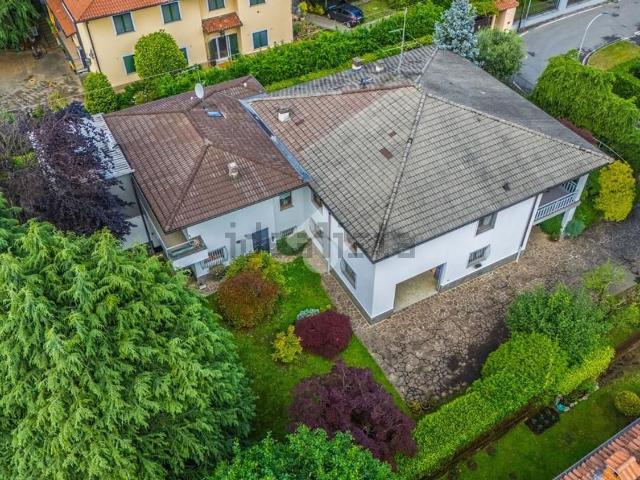 Appartamento in vendita di 355 m² in Via Ugo Foscolo, 5