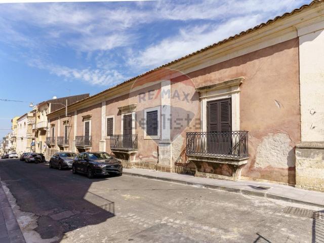 Appartamento in vendita di 360 m² in Via Duca degli Abruzzi, 147