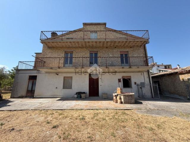 Appartamento in vendita di 360 m² in Contrada Follani, 203