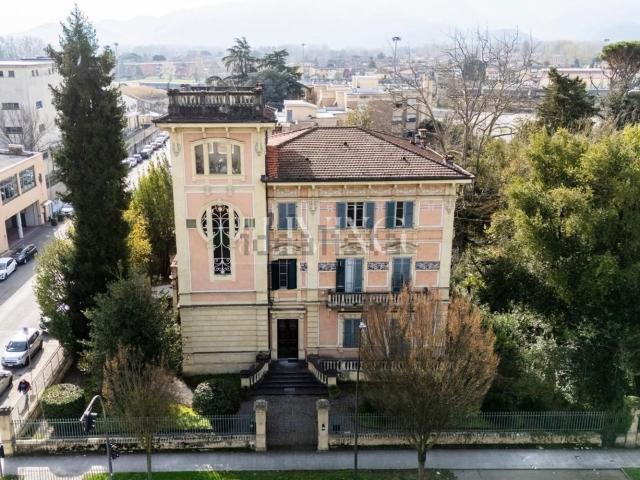 Appartamento in vendita di 370 m² in Viale Giuseppe Giusti, 331
