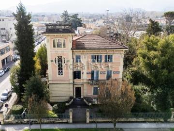 Appartamento in vendita di 370 m² in Viale Giuseppe Giusti, 331