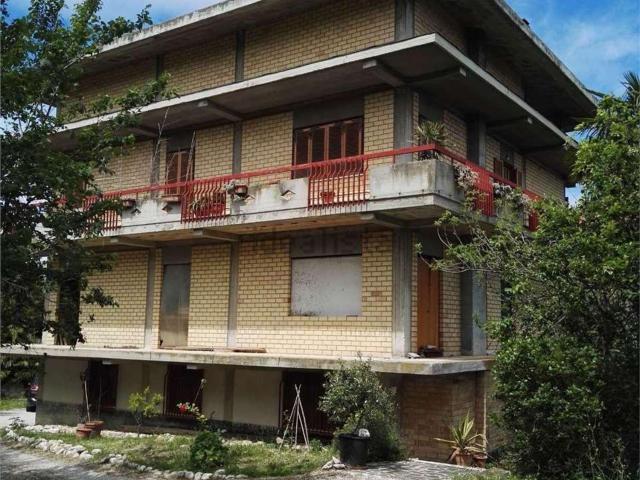 Appartamento in vendita di 375 m² in Via della Provincia