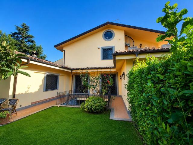 Appartamento in vendita di 380 m² in Largo dell&apos Olgiata