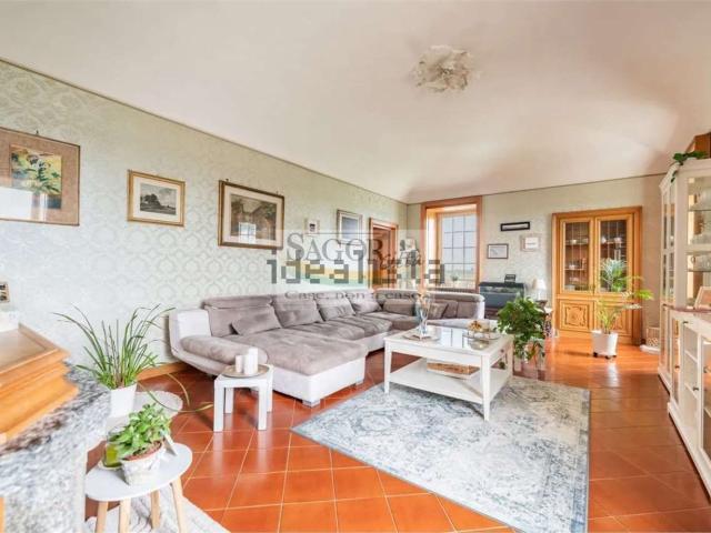 Appartamento in vendita di 390 m² in Via Maestra Riva, 215