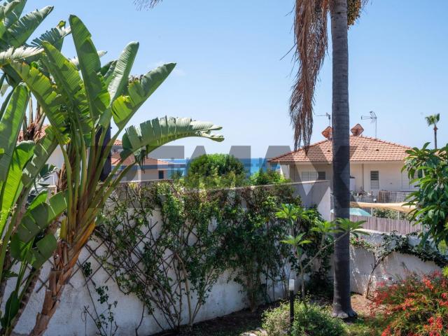 Appartamento in vendita di 390 m² in Via Dottor Giovanni Arezzi, 45