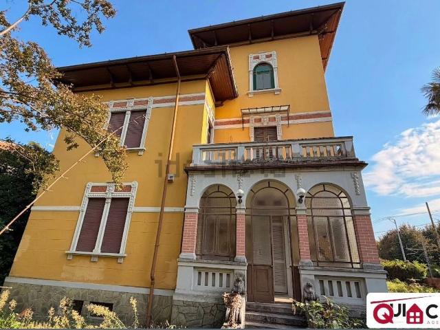 Appartamento in vendita di 390 m² in Via Francesco Rismondo, 2