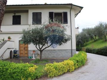 Appartamento in vendita di 390 m² in Via Senese Romana, 369