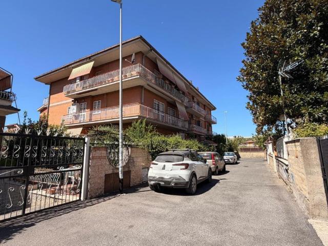 Appartamento in Via Cutro, Roma RM