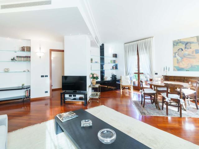 Appartamento in Viale San Gimignano, Milano di 100 m² con 2 camere