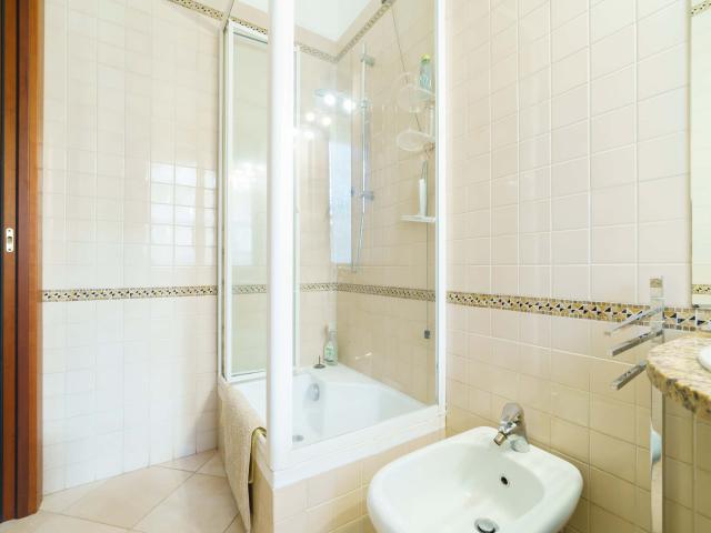 Appartamento in Viale San Gimignano, Milano di 100 m² con 2 camere