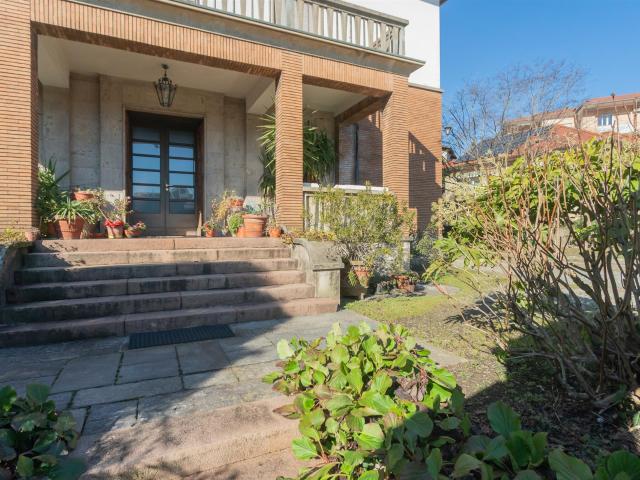 Appartamento in villa con giardino e posti auto 210m² Varese