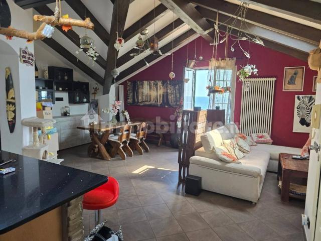 Appartamento in villa via Manie 23b, Centro, Finale Ligure