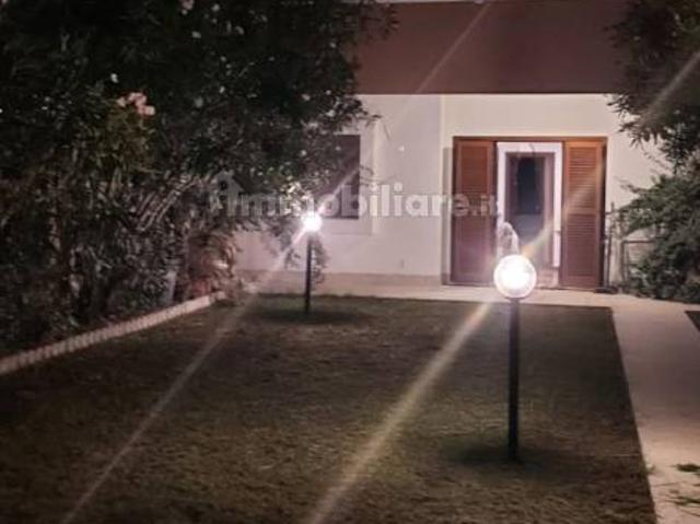 Appartamento in villa via delle Petunie 20, Lido di Cincinnato Sirene, Anzio