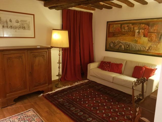 APPARTAMENTO INDIPENDENTE di 4 vani e di 76 mq GENOVA CENTRO STORICO PIAZZA EMBRIACI rif. 0941