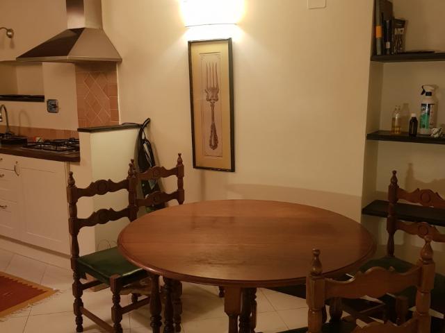 APPARTAMENTO INDIPENDENTE di 4 vani e di 76 mq GENOVA CENTRO STORICO PIAZZA EMBRIACI rif. 0941