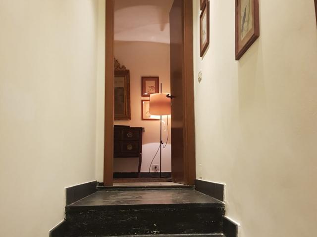 APPARTAMENTO INDIPENDENTE di 4 vani e di 76 mq GENOVA CENTRO STORICO PIAZZA EMBRIACI rif. 0941