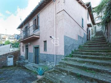 Appartamento indipendente in vendita a Viterbo, Bagnaia