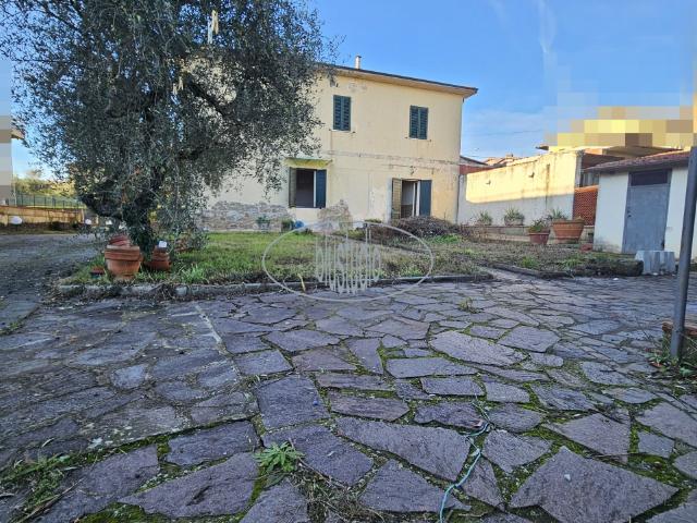APPARTAMENTO INDIPENDENTE in VENDITA a CASTELFRANCO PIANDISCO' PIANDISCO' CENTRO di 4 vani