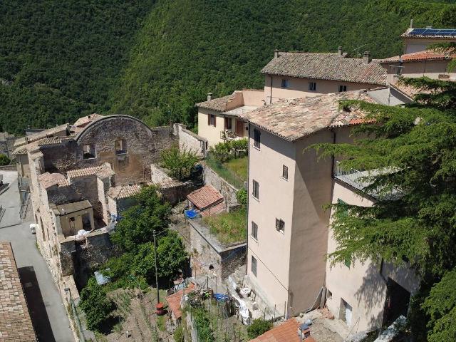 Appartamento indipendente in vendita a Cerreto di Spoleto, Cerreto di Spoleto Centro