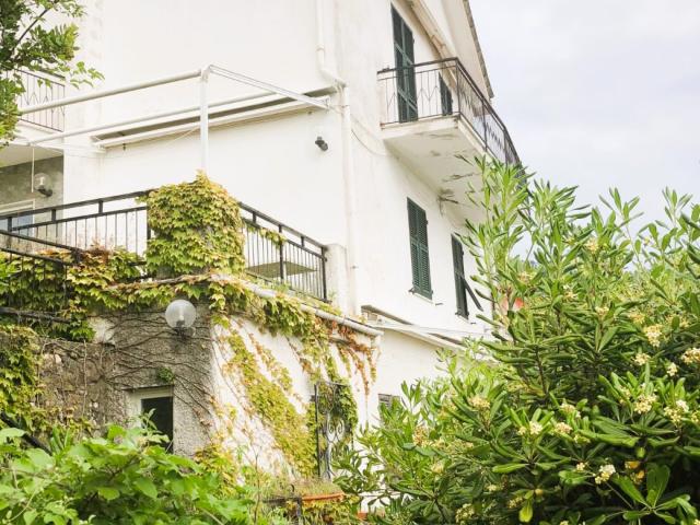 APPARTAMENTO INDIPENDENTE in VENDITA a MONEGLIA via provinciale per san saturnino di 10 vani