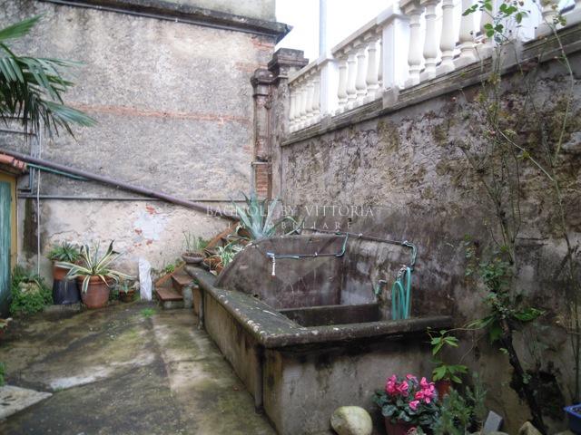 APPARTAMENTO INDIPENDENTE in VENDITA a PIETRASANTA CENTRO di 10 vani