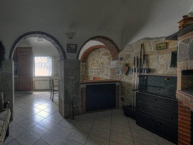 APPARTAMENTO INDIPENDENTE in VENDITA a PORTOFERRAIO PERIFERIA di 4 vani