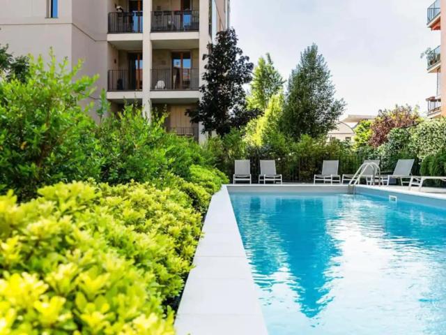Appartamento Oasi in città con piscina