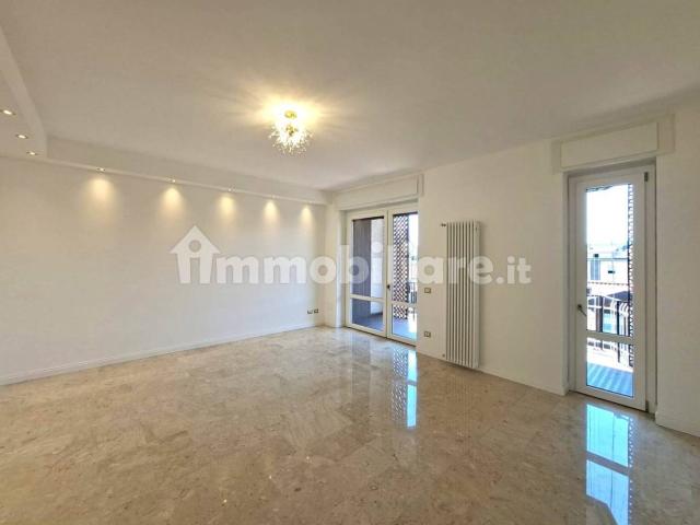 Appartamento ottimo stato, quarto piano, Centro, Arona