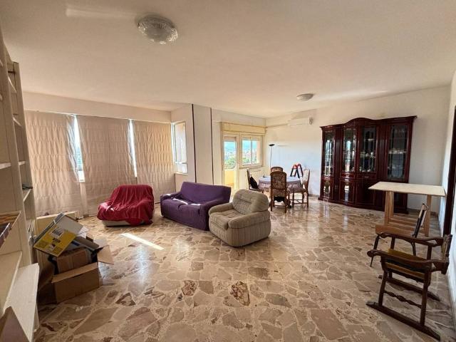 Appartamento largo dell'Autonomia Siciliana 4, Montepellegrino, Palermo