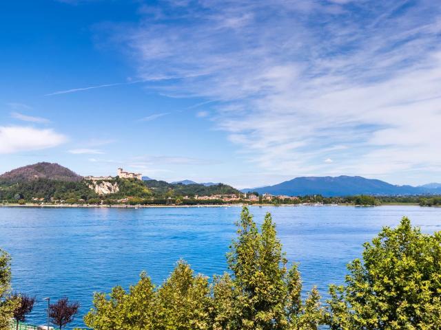 Appartamento su due livelli, ristrutturato nel 2012 con gran. m² Arona
