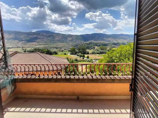 Appartamento panoramico con terrazzo, garage e sottotetto a. 75m² Tagliacozzo