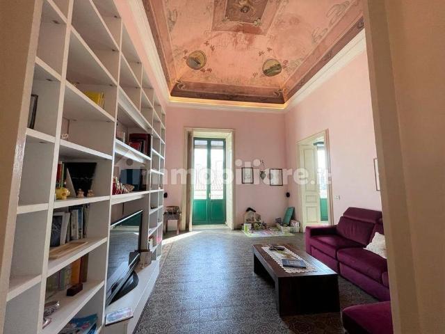 Appartamento piazza dei Martiri, Centro Storico, Catania
