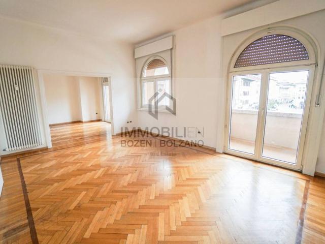 Appartamento piazza Domenicani 1, Centro, Bolzano