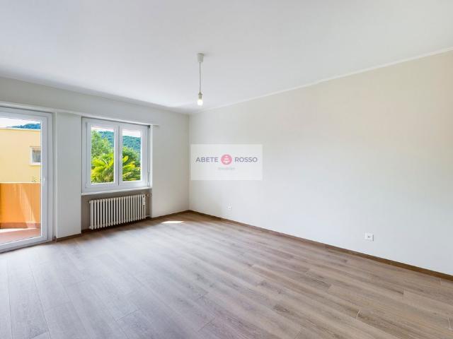 Appartamento rinnovato: zona residenziale tranquilla, residenza con piscina, vicino a Lugano