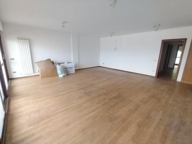 Appartamento Ristrutturato + Garage + Posti Auto Reggio Campi