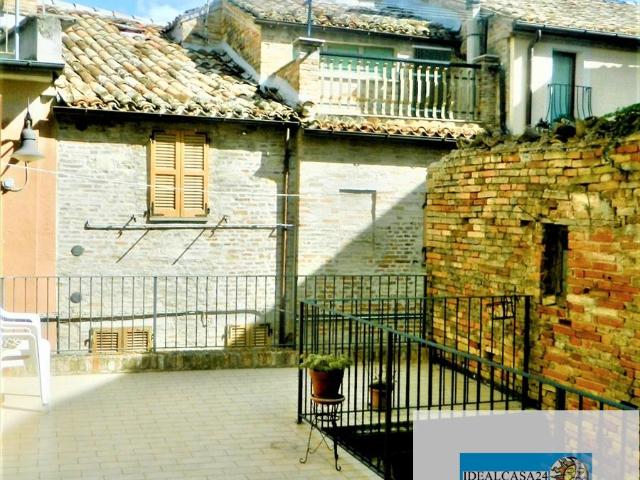 Appartamento ristrutturato in loro piceno via regina margherita n. 57, Loro Piceno