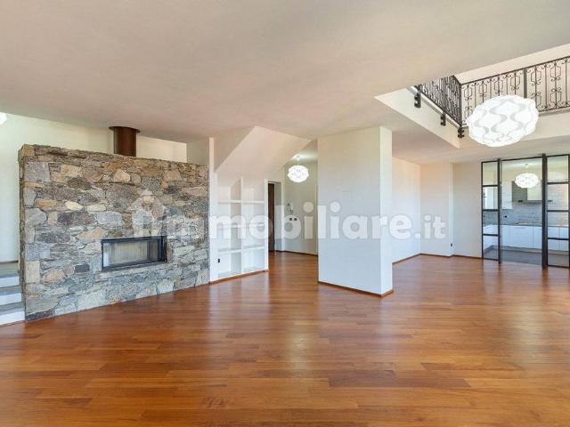Appartamento via Grigioni 32, Centro, Arona