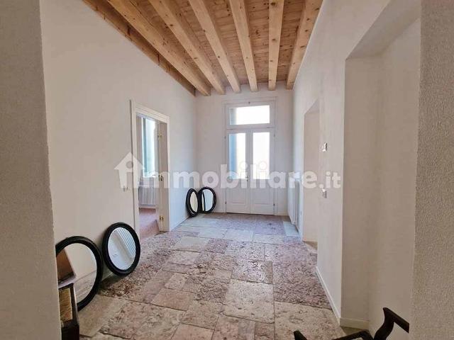 Appartamento via Sant'Anna, Centro, Bassano del Grappa