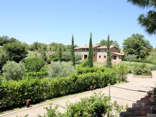 Appartamenti e casali ristrutturati in antico borgo con pisc. 104m² Scansano