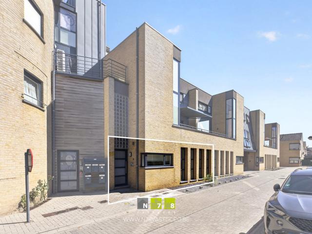 GELIJKVLOERS APPARTEMENT MET 2 SLAAPKAMERS, TERRAS & AUTOSTAANPLAATS IN HET CENTRUM VAN DILSEN