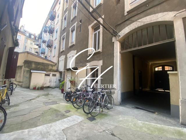 Appartement 4 pièces, 84 m² à louer à Grenoble 38000