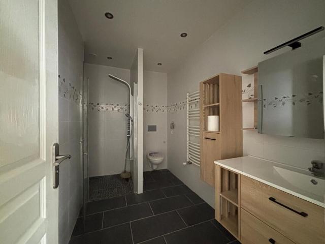 À LOUER – Appartement rénové 91,5 m² avec balcon, 3 chambres et stationnement – Centre ville de Rive de Gier