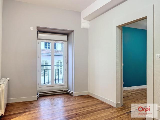 Appartement 4 pièces, 130 m² à louer à Montmarault 03390