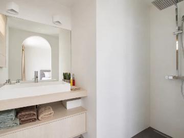 Appartement 4 pièces, 131 m² à louer à Èze 06360