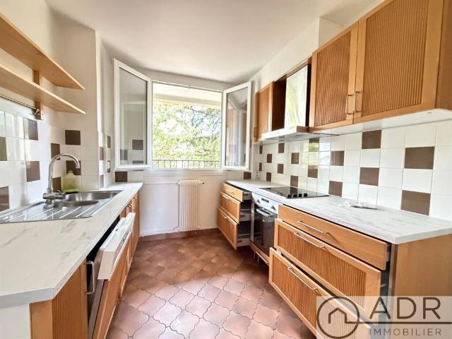 Appartement 4 pièces avec balcon et parking exterieur
