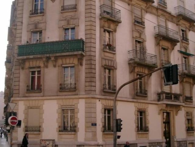 Appartement 4 pièces avec balcon, situé au 2ème étage